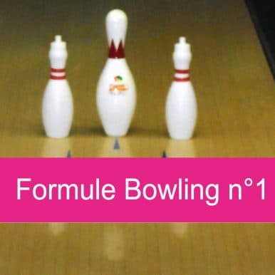 Groupe d'amis jouant au bowling au Bowling Corse de Furiani
